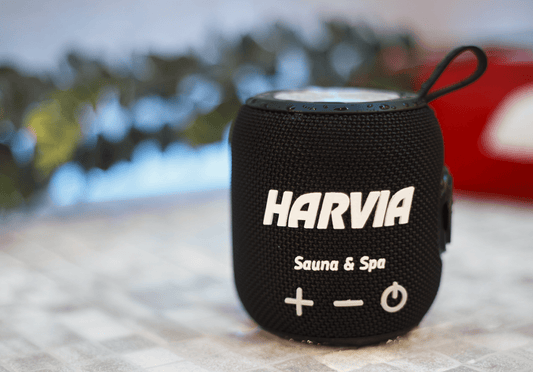 Coluna Bluetooth Para Sauna Harvia preta em um balcão.