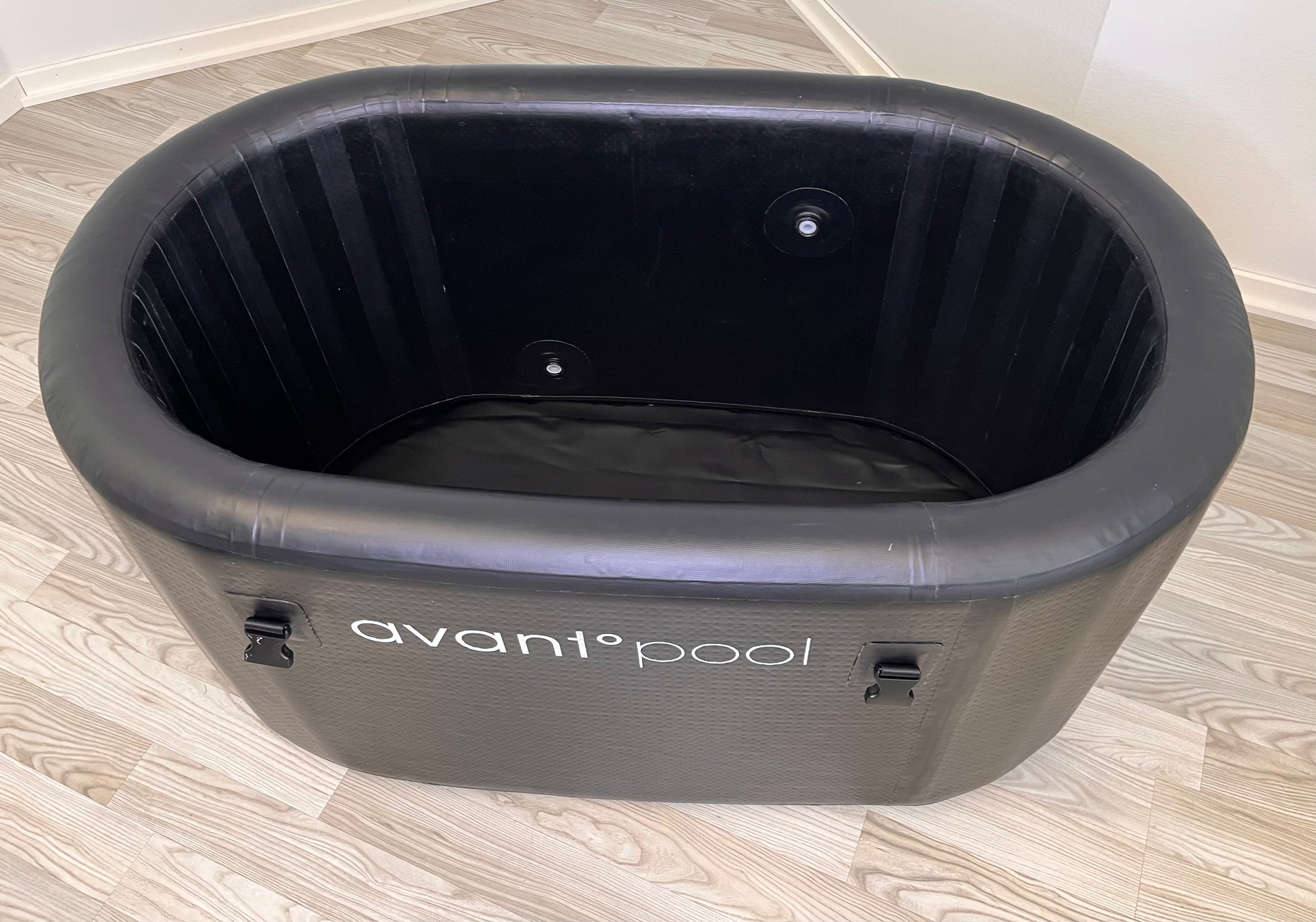 Banheira de Gelo Inflável - Kide em piso de madeira.