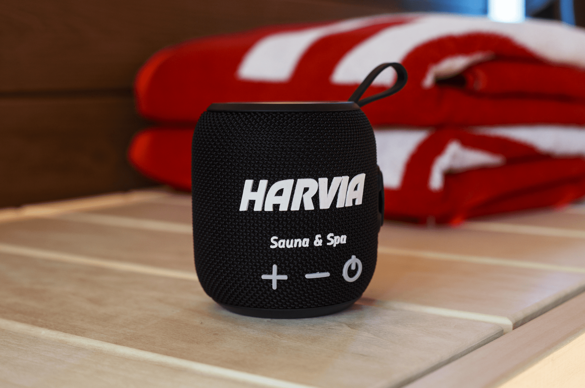 Coluna Bluetooth Para Sauna Harvia em mesa.