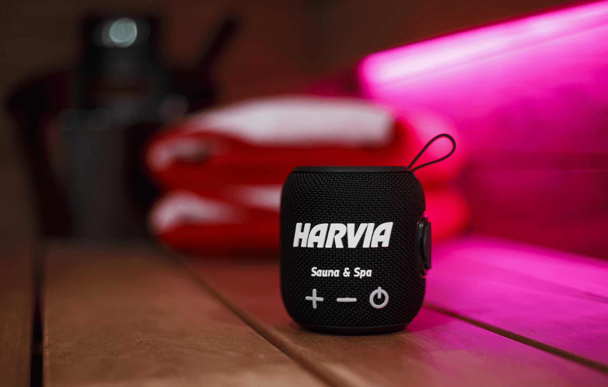 Coluna Bluetooth Para Sauna Harvia em superfície de madeira.