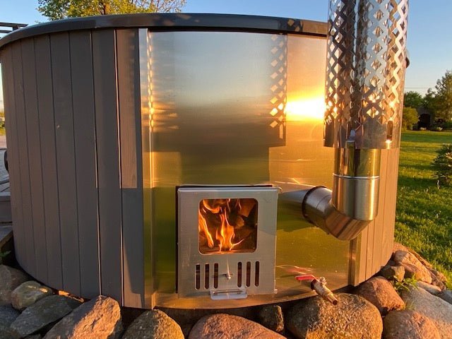 Jacuzzi Exterior Thermalux 200 com fogo central visível.