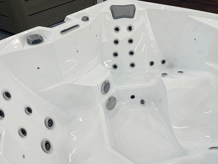 Jacuzzi Hydra 200 com jatos e aquecedor SpaNet.