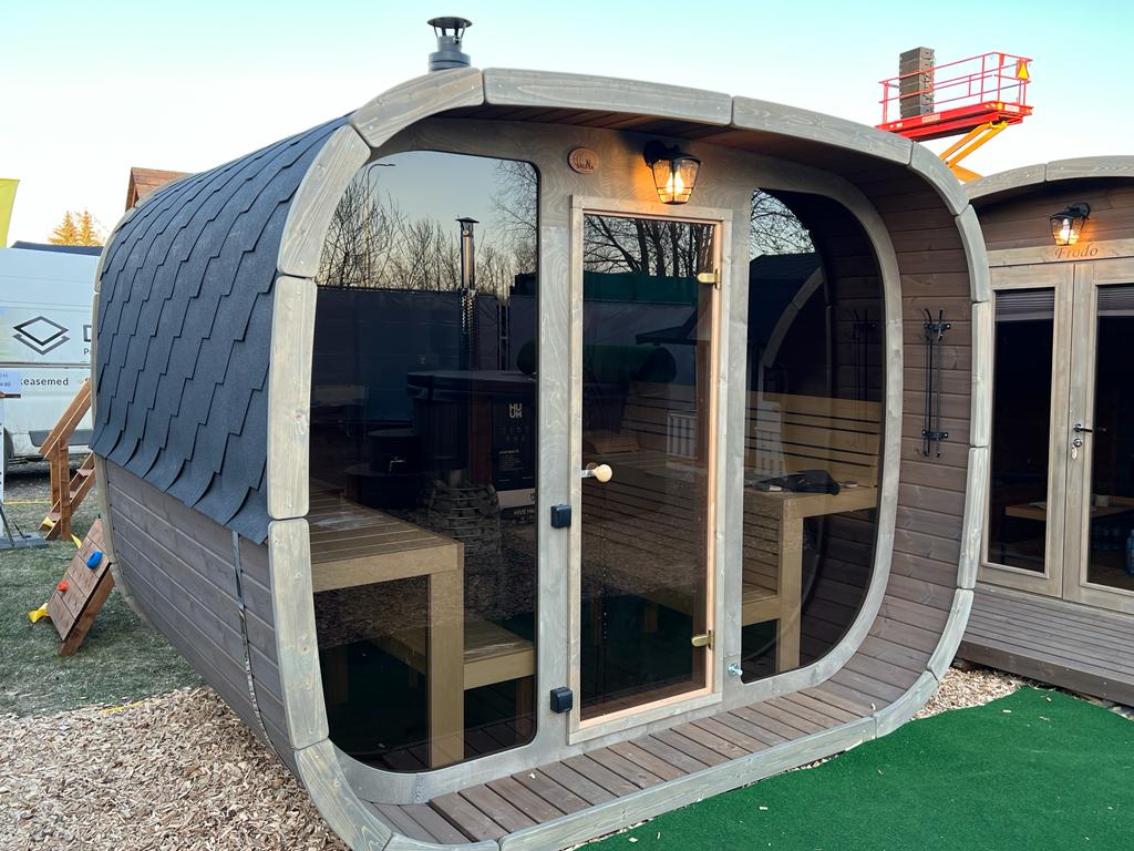 Sauna Exterior Cubus com porta de vidro e design moderno.
