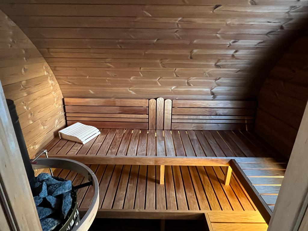 Sauna Exterior Hobbit 500 com banco e balde de pedras.