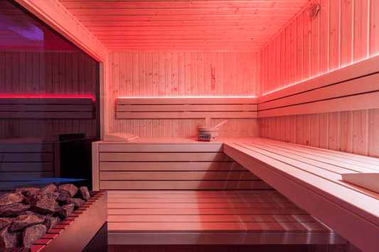 Sauna Exterior Isolada Alpina com luz vermelha e banco interno.
