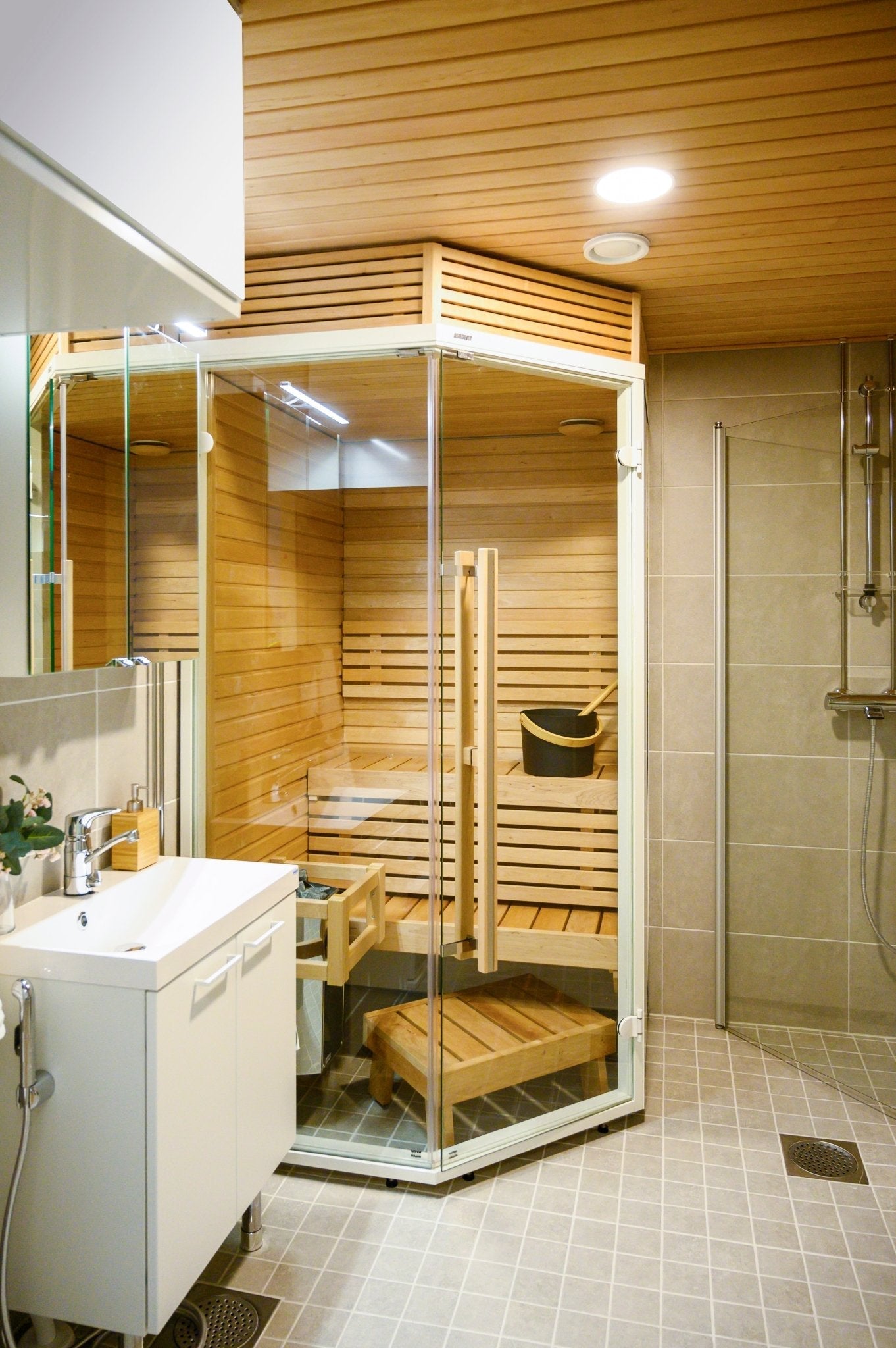 Sauna Sirius Corner com design compacto e moderno.