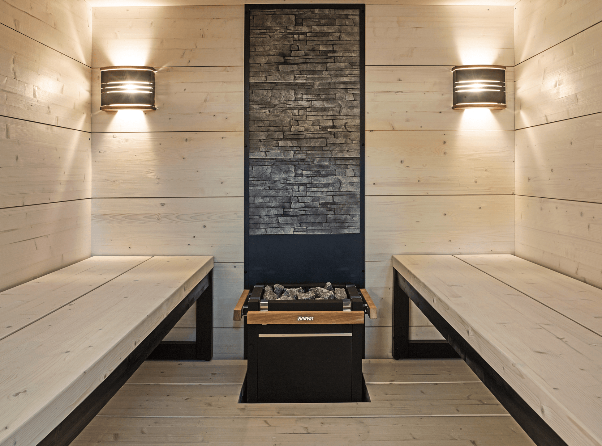 Sauna Solide com bancos de madeira e aquecedor.