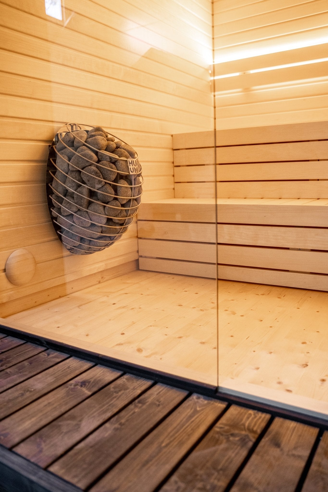 Sauna Exterior Lumi com cesto de pedras.