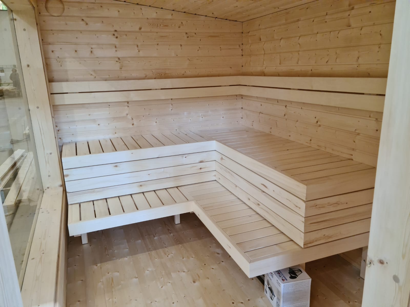 Sauna Exterior Modular (Isolada) com banco de madeira.